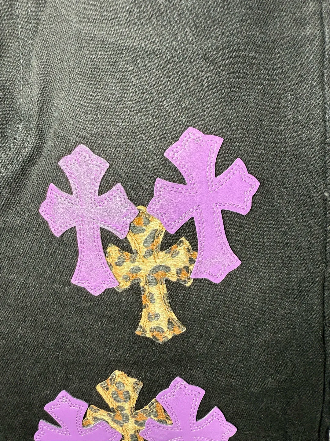 P250 💰 (Top version) Chrome Hearts black denim jeans with purple leopard print. CH jeans need to be washed and then disassembled and hand-stitched with sheepskin cross leather and then spliced ​​together to complete. The whole piece has too many craftsmanship to describe. The patches are embellished with cross patterns and the high-waisted washed jeans! ! Absolutely high-end luxury products, god-level single products and super popular products, made with top heavy industry, a must-see magic weapon. Customized hardware. The fabric is thick and soft after washing. It has good breathability. Customized small leather label. Unique design. The details are simple and elegant, and the workmanship is exquisite. The entire trousers are neatly routed and the details are in place! It’s so cool that both men and women can easily control the genderless trend! Color: Black Size: 28-30-32-34-36 (corresponds to S-M-L-XL-XXL)